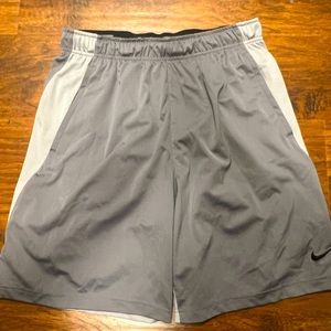 Nike basketball shorts sz L